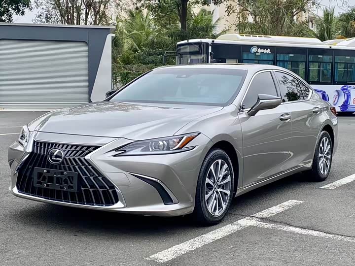 Фото 1 - Lexus ES