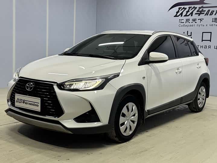 Фото 1 - Toyota Yaris L Hatchback