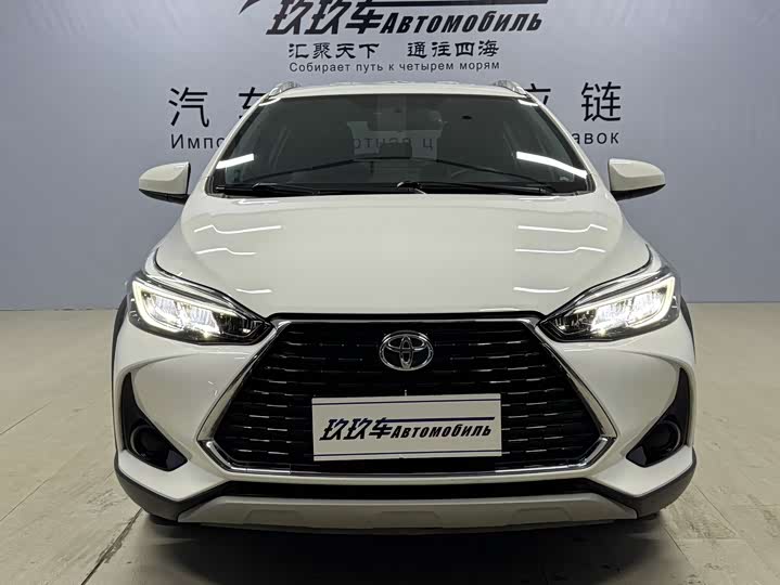 Фото 2 - Toyota Yaris L Hatchback