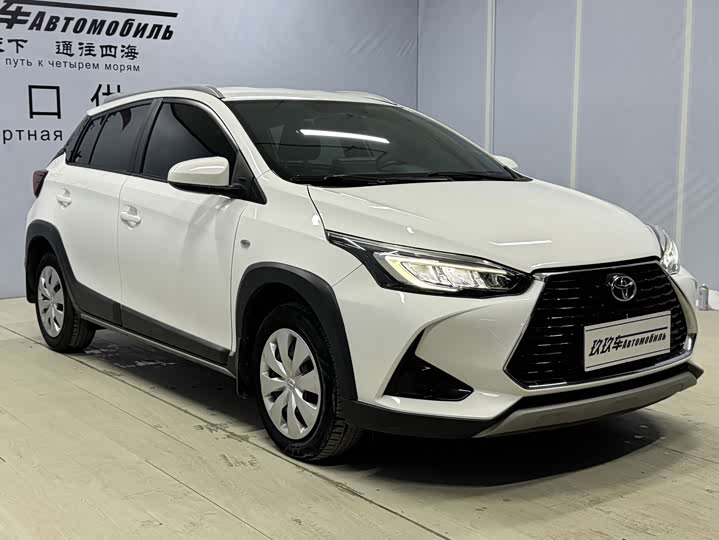 Фото 3 - Toyota Yaris L Hatchback