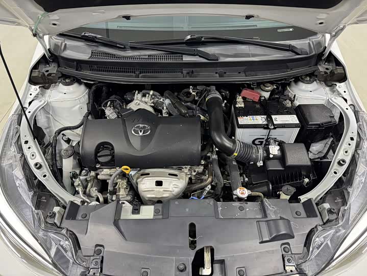 Фото 7 - Toyota Yaris L Hatchback