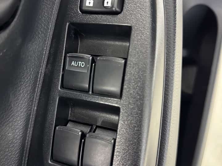 Фото 8 - Toyota Yaris L Hatchback