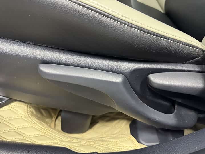 Фото 9 - Toyota Yaris L Hatchback