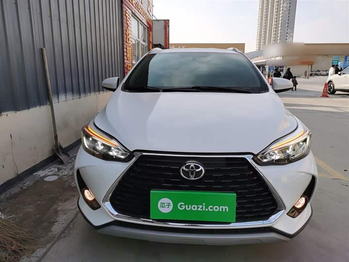 Фото 3 - Toyota Yaris L Hatchback