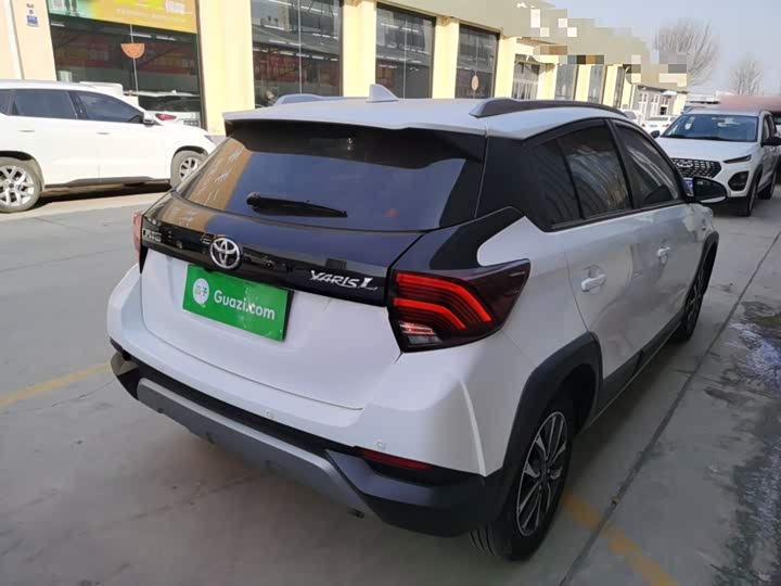 Фото 7 - Toyota Yaris L Hatchback