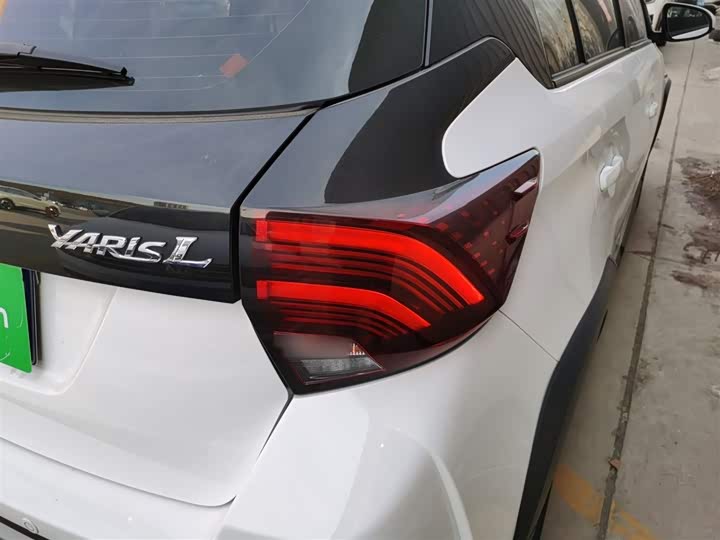 Фото 8 - Toyota Yaris L Hatchback