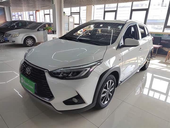 Фото 1 - Toyota Yaris L Hatchback