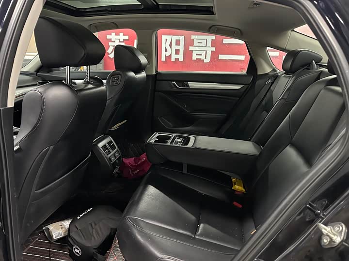 Фото 8 - Honda Accord