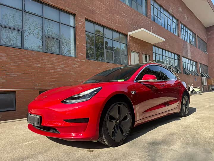 Фото 1 - Tesla Model 3