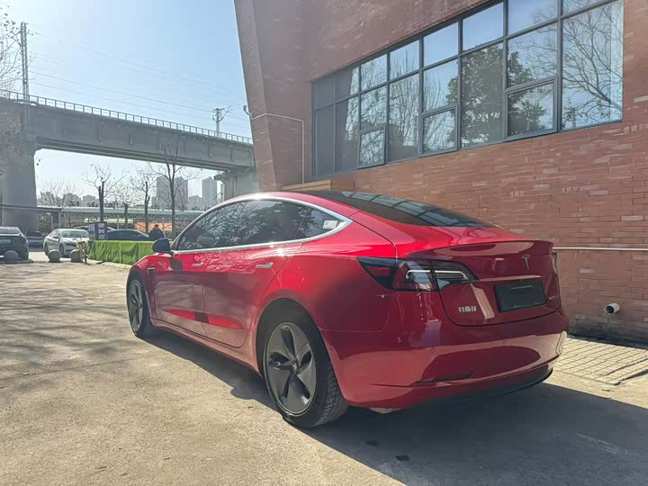 Фото 9 - Tesla Model 3