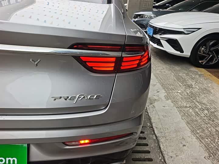 Фото 8 - Geely Preface