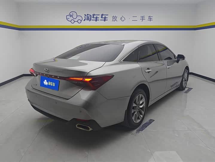 Photo 3 - Toyota Avalon