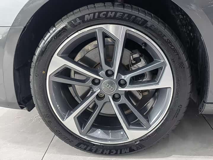 Фото 6 - Audi A4L