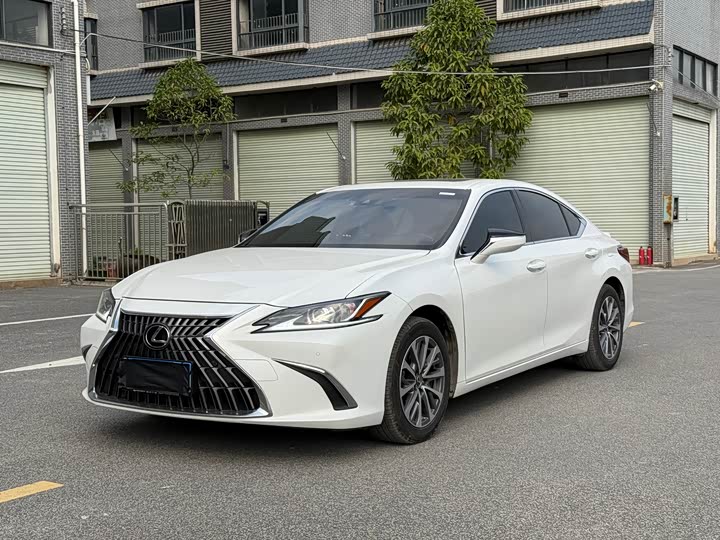 Фото 1 - Lexus ES