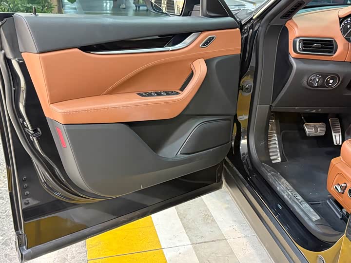 Фото 5 - Maserati Levante