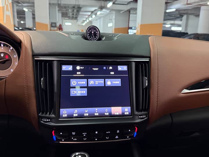 Фото 9 - Maserati Levante