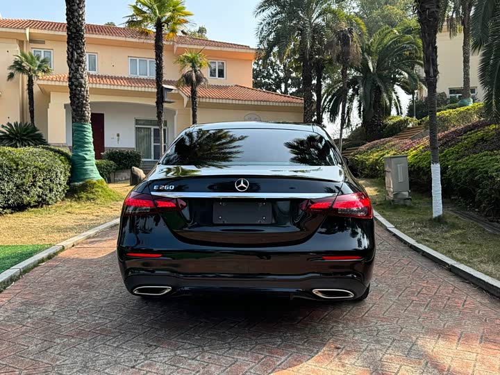 Фото 4 - Mercedes-Benz E-Class