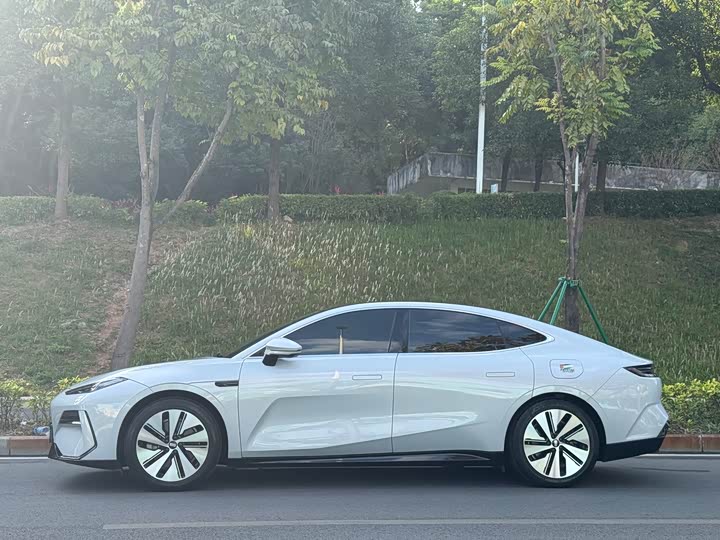 Photo 3 - Geely Galaxy E8