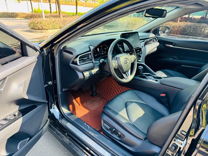 Фото 4 - Toyota Camry