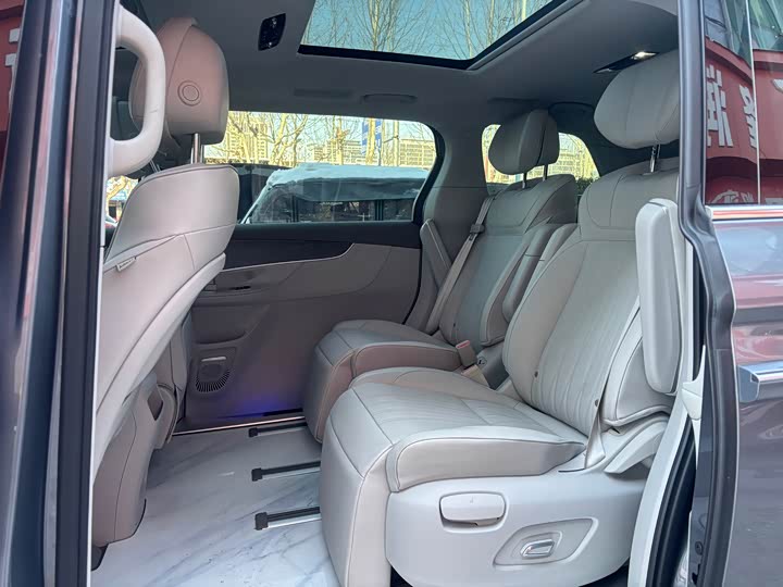 Фото 9 - Roewe iMax 8