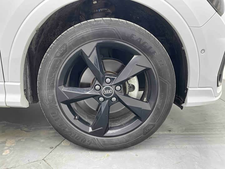 Фото 8 - Audi Q3