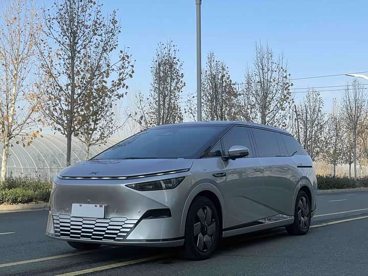 Фото 1 - XPeng X9