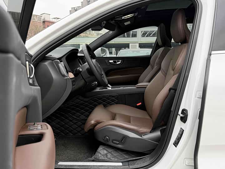 Фото 9 - Volvo XC60 Hybrid