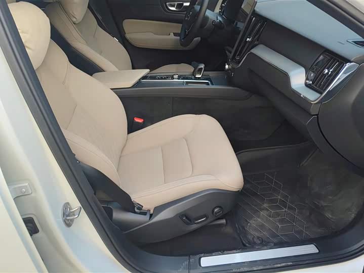 Фото 8 - Volvo XC60