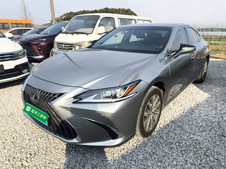 Фото 1 - Lexus ES