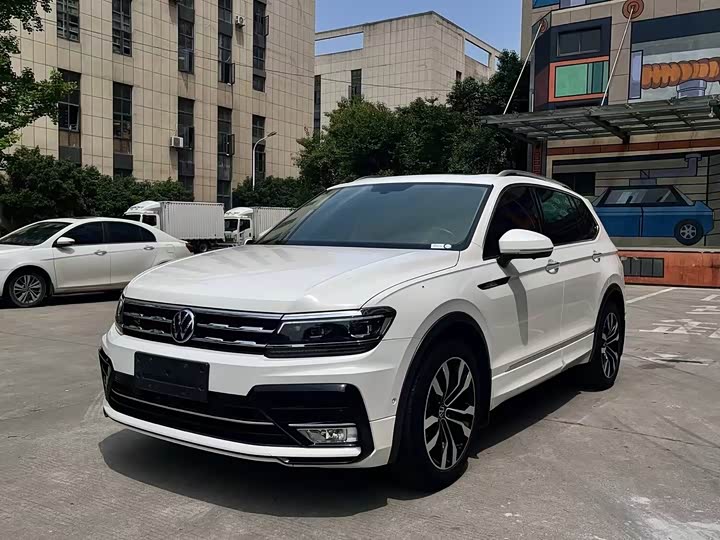 Фото 1 - Volkswagen Tiguan L Pro