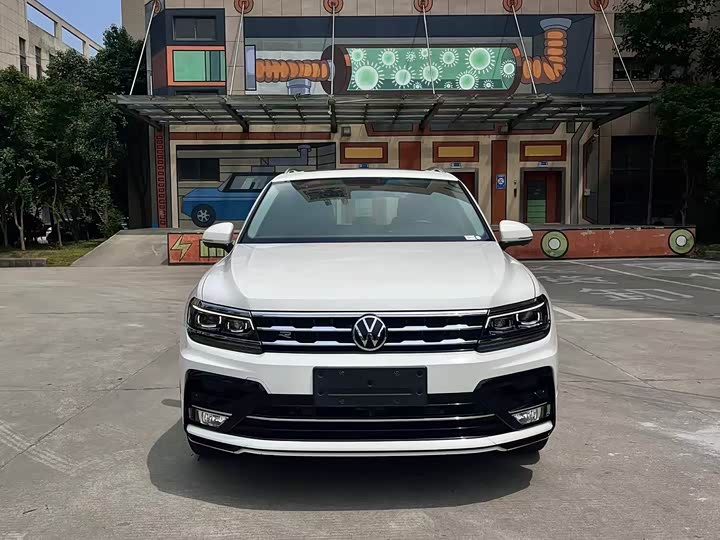 Фото 2 - Volkswagen Tiguan L Pro