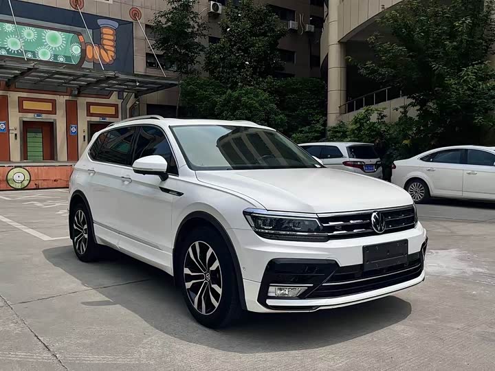 Фото 3 - Volkswagen Tiguan L Pro