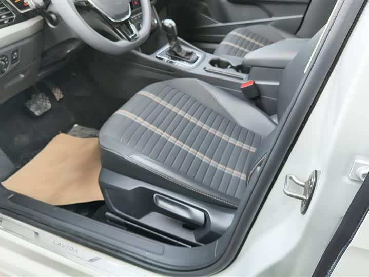 Фото 9 - Volkswagen Lavida