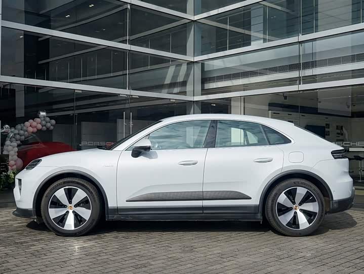 Фото 2 - Porsche Macan EV