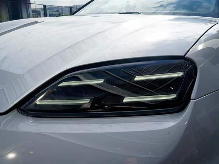 Фото 8 - Porsche Macan EV