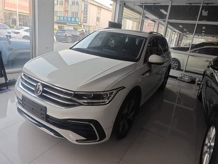 Фото 1 - Volkswagen Tiguan L Pro