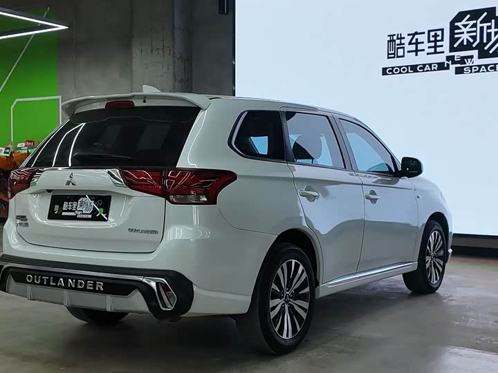 Фото 4 - Mitsubishi Outlander