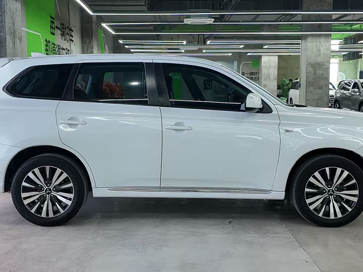 Фото 9 - Mitsubishi Outlander
