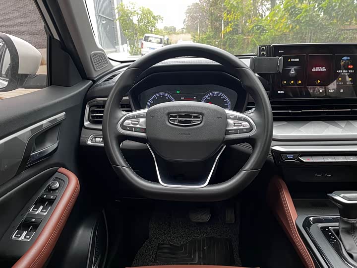 Фото 9 - Geely Vision X6