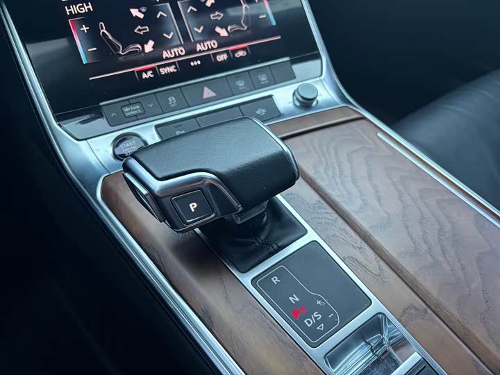 Фото 8 - Audi A6L