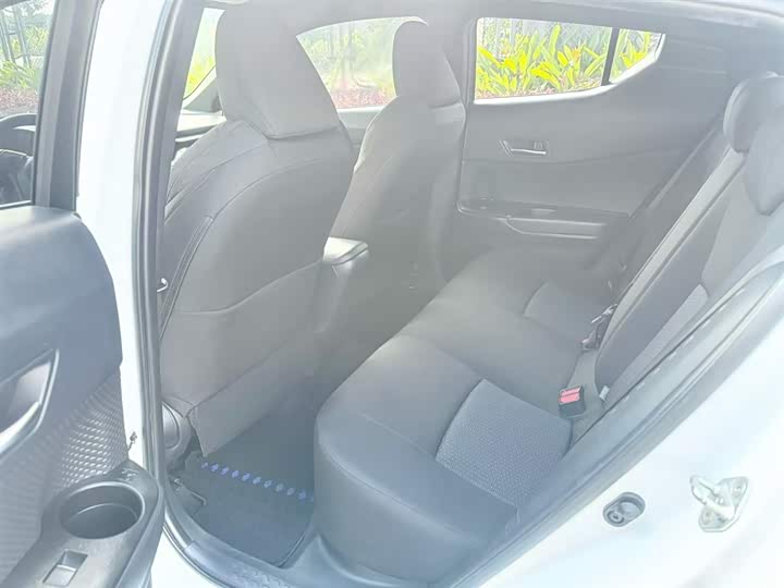 Фото 6 - Toyota C-HR EV