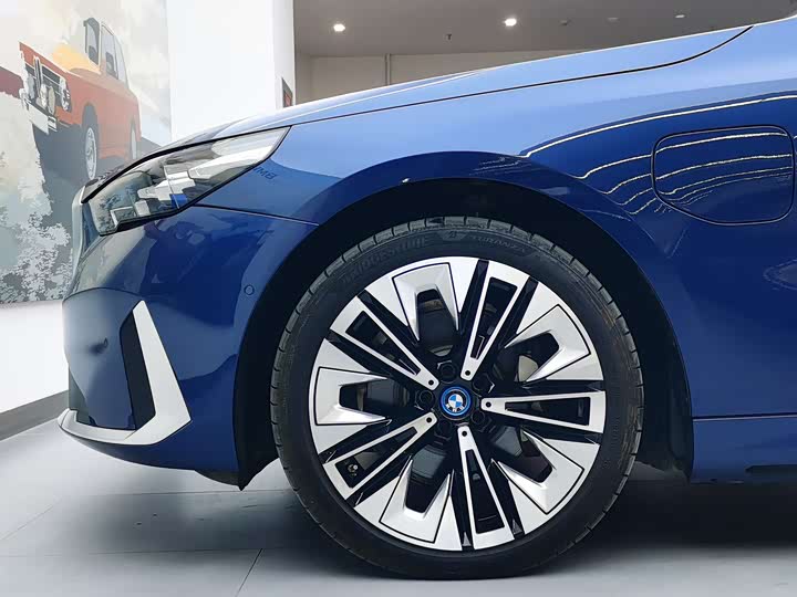 Фото 9 - BMW i5