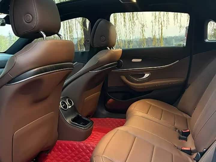 Фото 8 - Mercedes-Benz E-Class