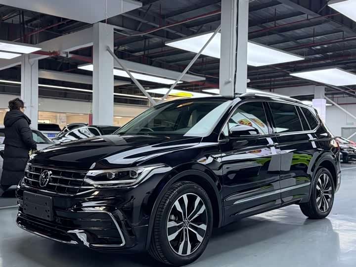 Фото 1 - Volkswagen Tiguan L Pro