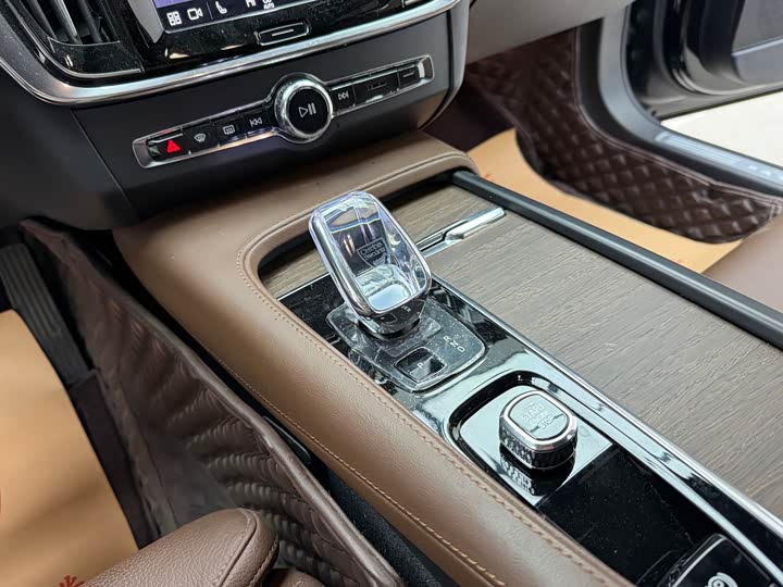 Фото 8 - Volvo S90