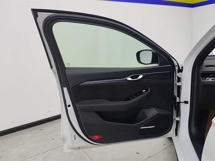 Фото 7 - Geely Preface