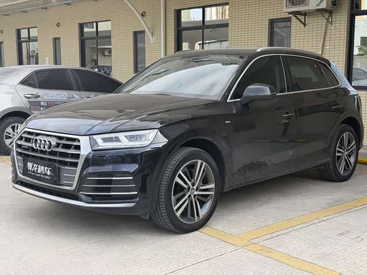 Фото 1 - Audi Q5L