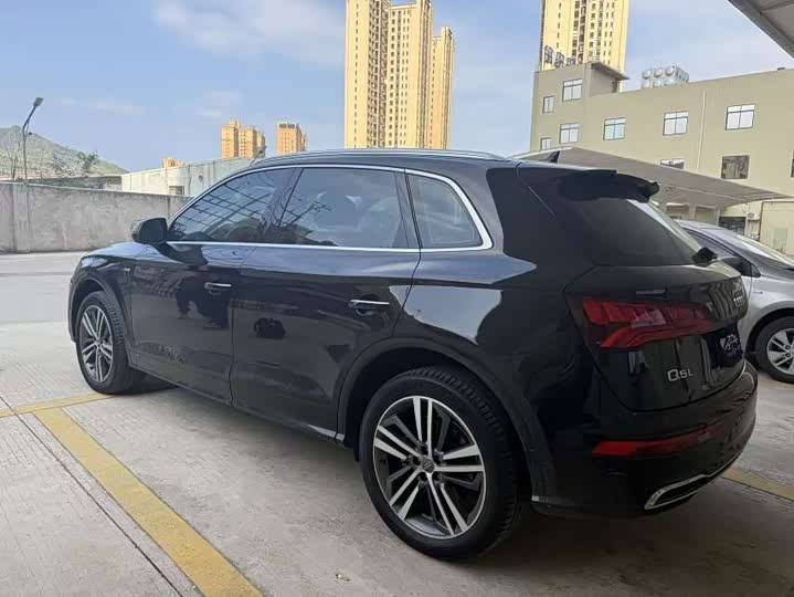 Фото 8 - Audi Q5L