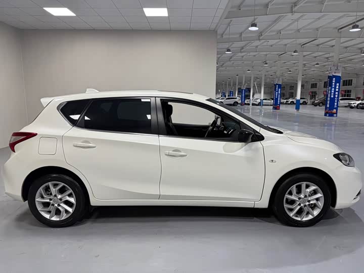 Фото 8 - Nissan Tiida