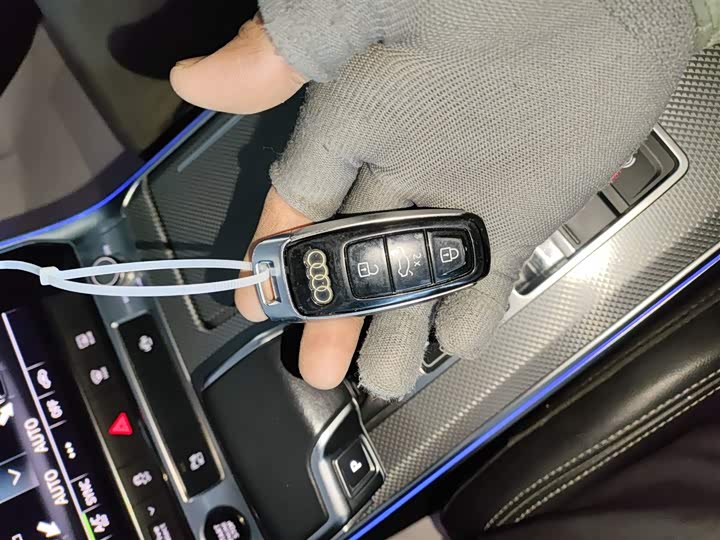 Фото 9 - Audi A6L